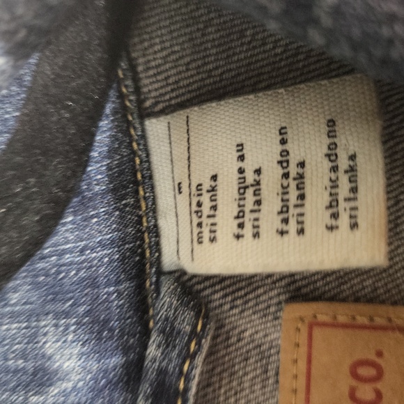 LEVIS WOMENS CUTE JEAN JACKET SIZE M $35 - Picture 2 of 4